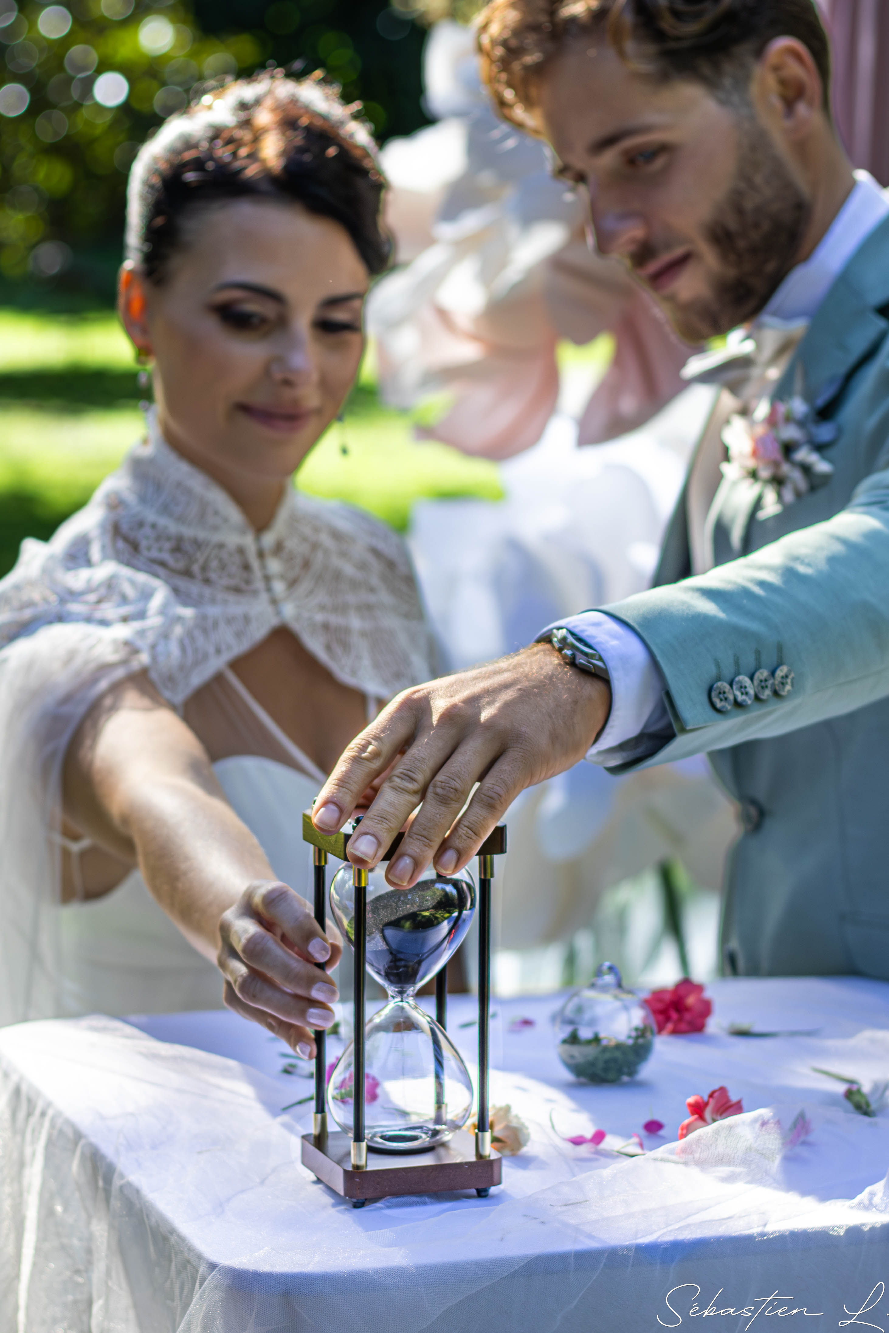 Mariée qui salue tendrement son enfant Mariée qui salue tendrement son enfant